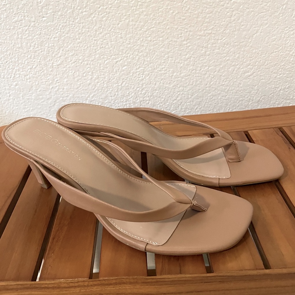 Cute kitten heel sandals-nude size 8 NWOT